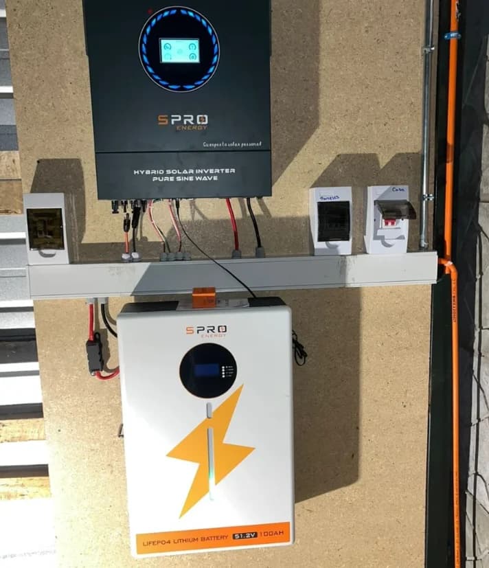 Inversor híbrido y banco de baterías de litio instalados en muro