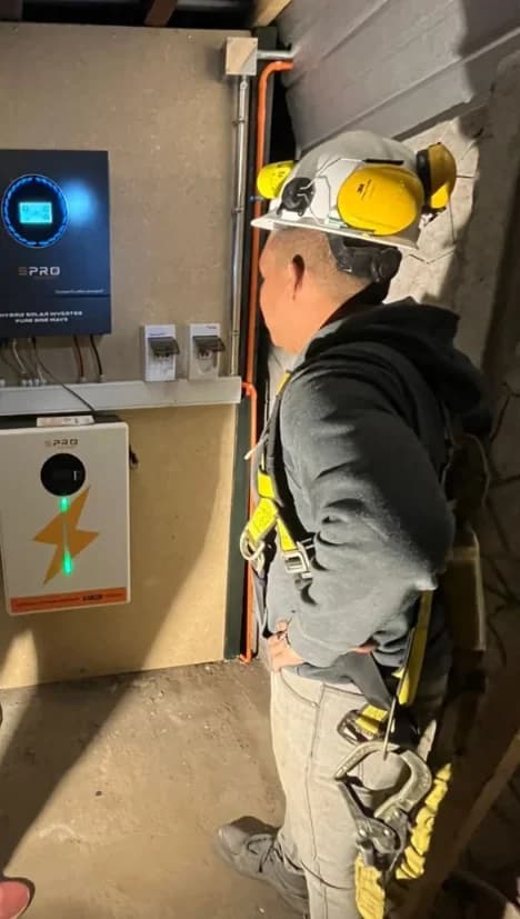 Técnico revisando tablero e inversor en sitio